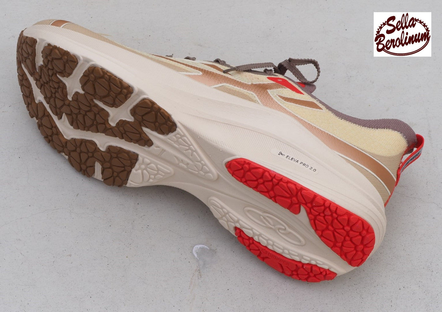 Olympikus Corre 4 Laufschuh in Beige und Sand mit roten Akzenten und Eleva Pro 2.0 Zwischensohle