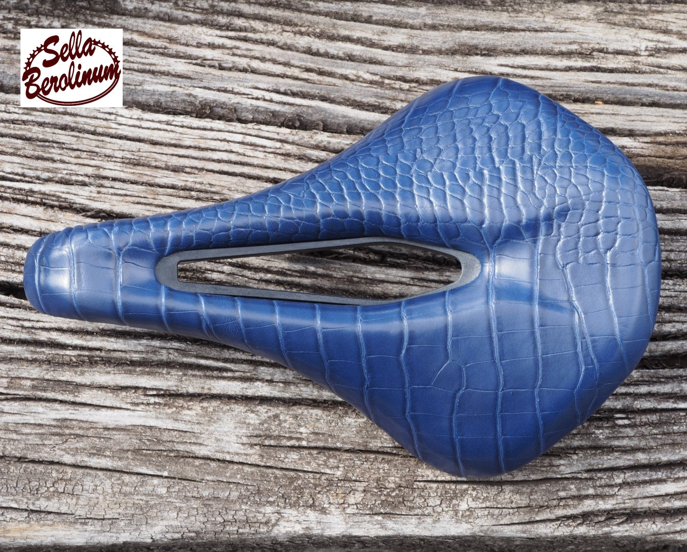 Sellax Croco Carved Sattel Blau