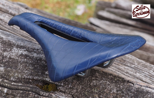 Sellax Croco Carved Sattel Blau