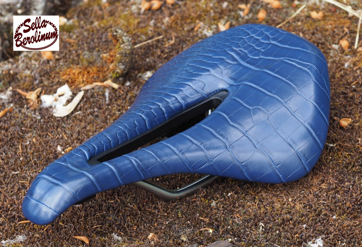 Sellax Croco Carved Sattel Blau