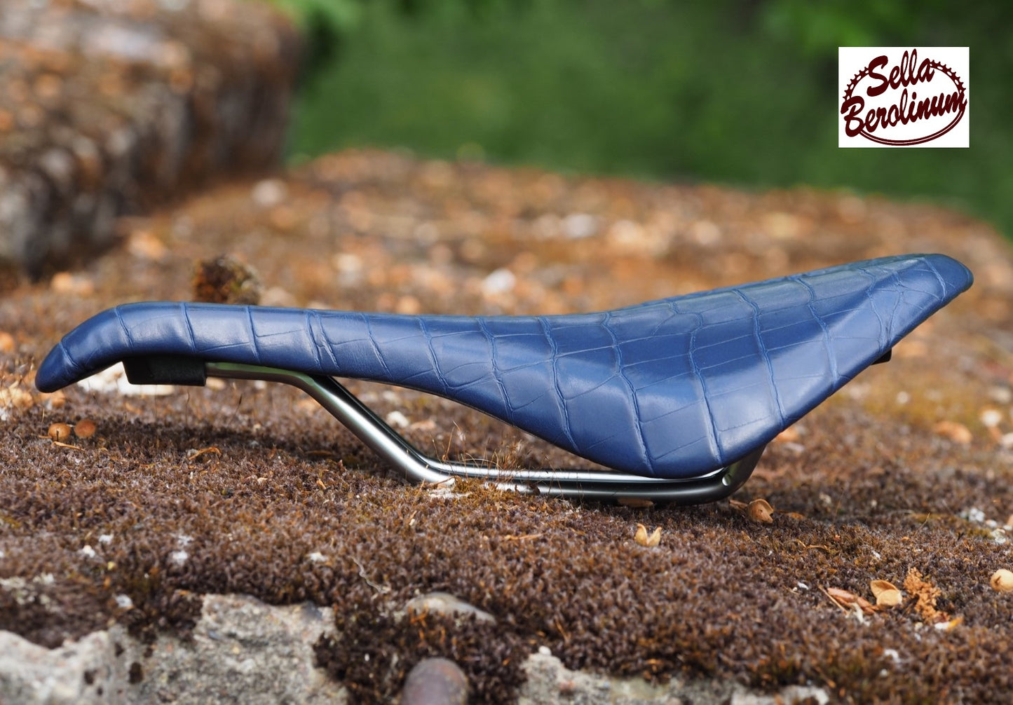 Sellax Croco Carved Sattel Blau