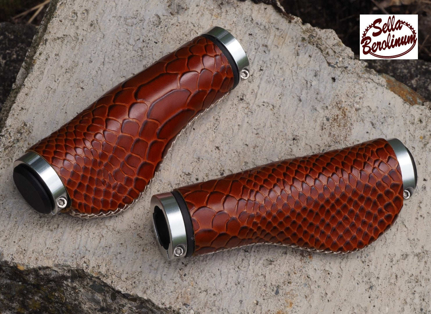 Sellax Croko Ergo Lenkergriffe 130 mm in Braun mit silbernen Aluminium-Klemmringen.