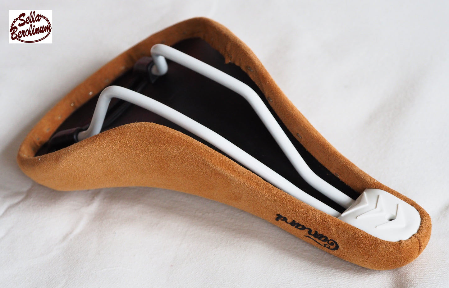 Selle Montegrappa Canard Wildleder Sattel in Honigbraun