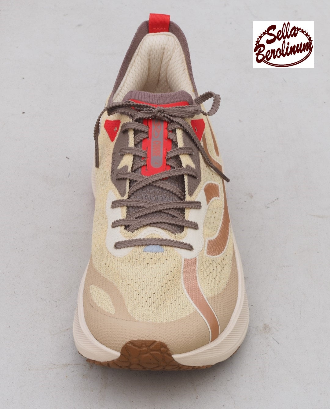 Olympikus Corre 4 Laufschuh in Beige und Sand mit roten Akzenten und Eleva Pro 2.0 Zwischensohle, Frontale