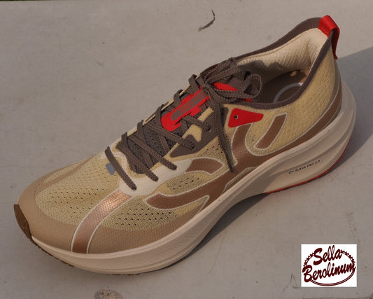 Olympikus Corre 4 Laufschuh in Beige und Sand mit roten Akzenten und Eleva Pro 2.0 Zwischensohle