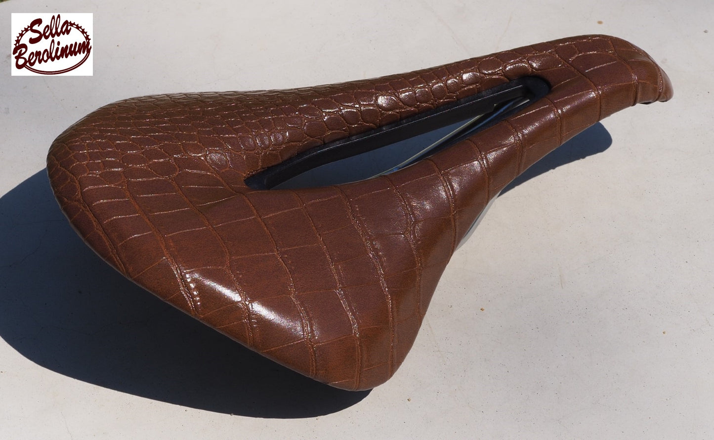 Sellax Croco Carved Sattel Dunkelbraun