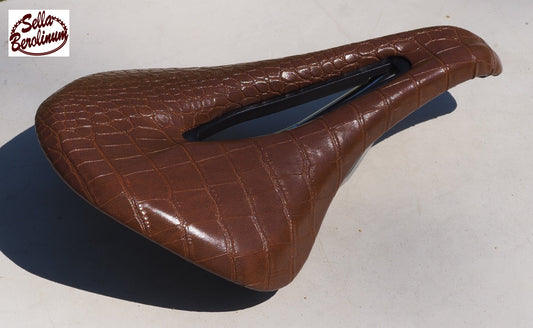 Sellax Croco Carved Sattel Dunkelbraun