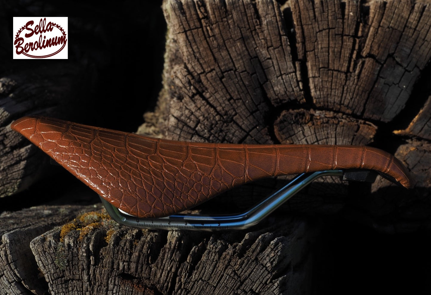 Sellax Croco Carved Sattel Dunkelbraun