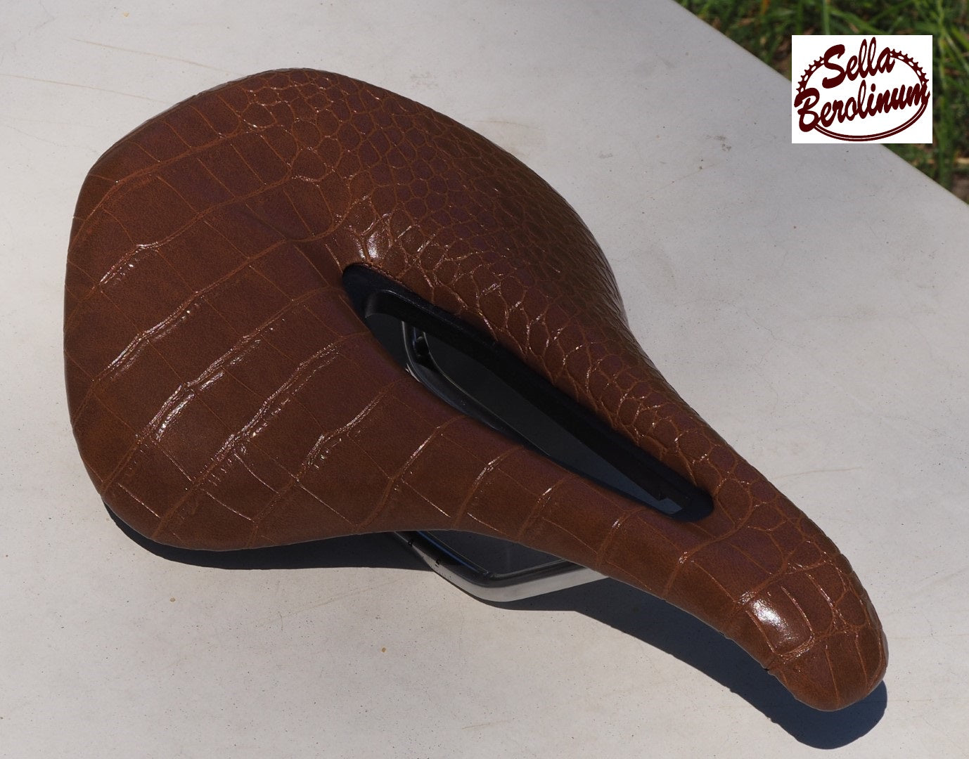 Sellax Croco Carved Sattel Dunkelbraun