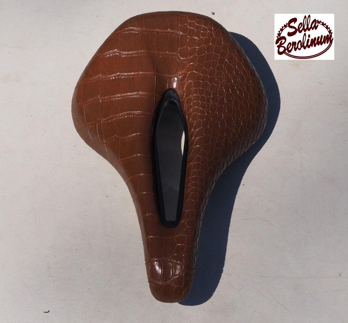 Sellax Croco Carved Sattel Dunkelbraun