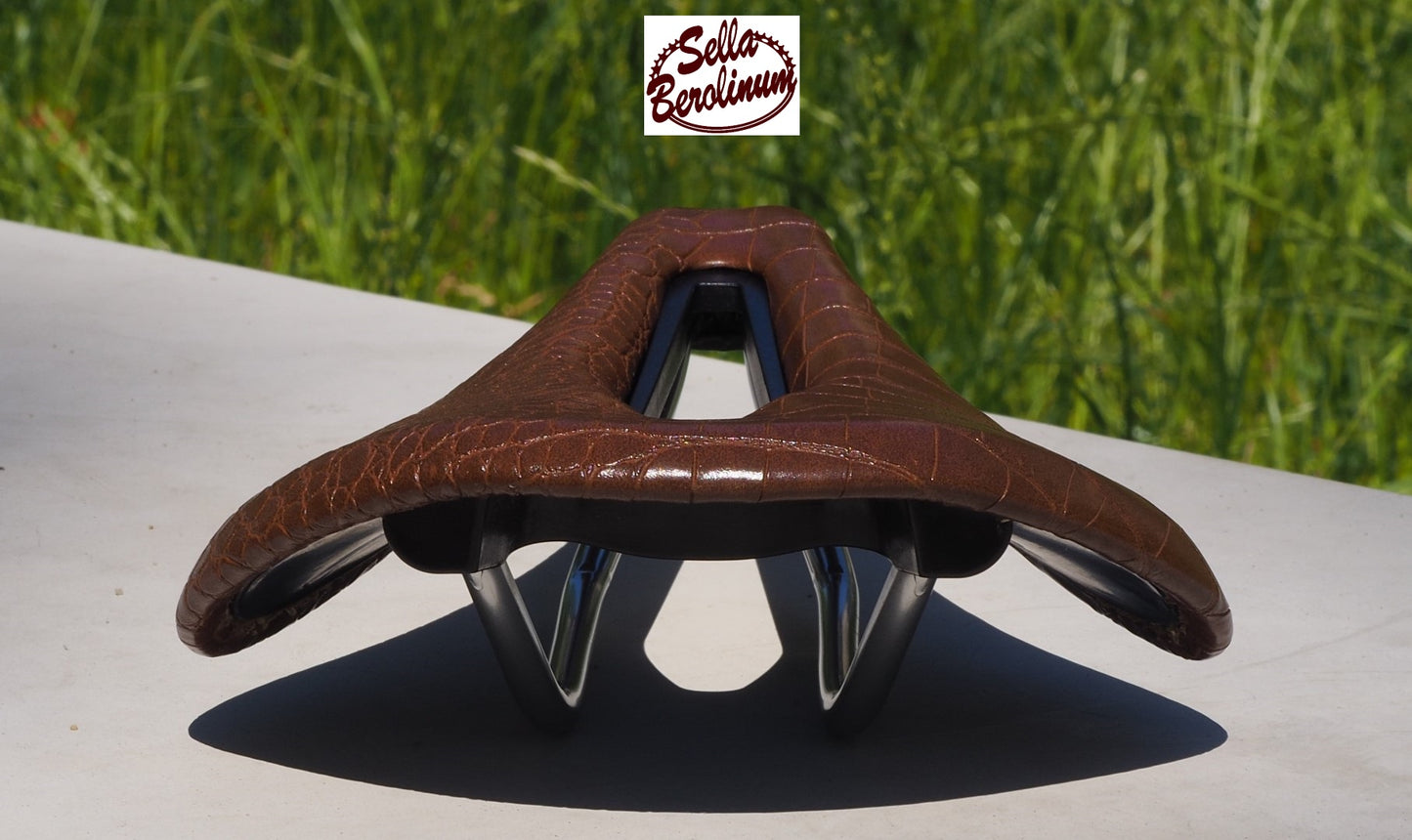 Sellax Croco Carved Sattel Dunkelbraun