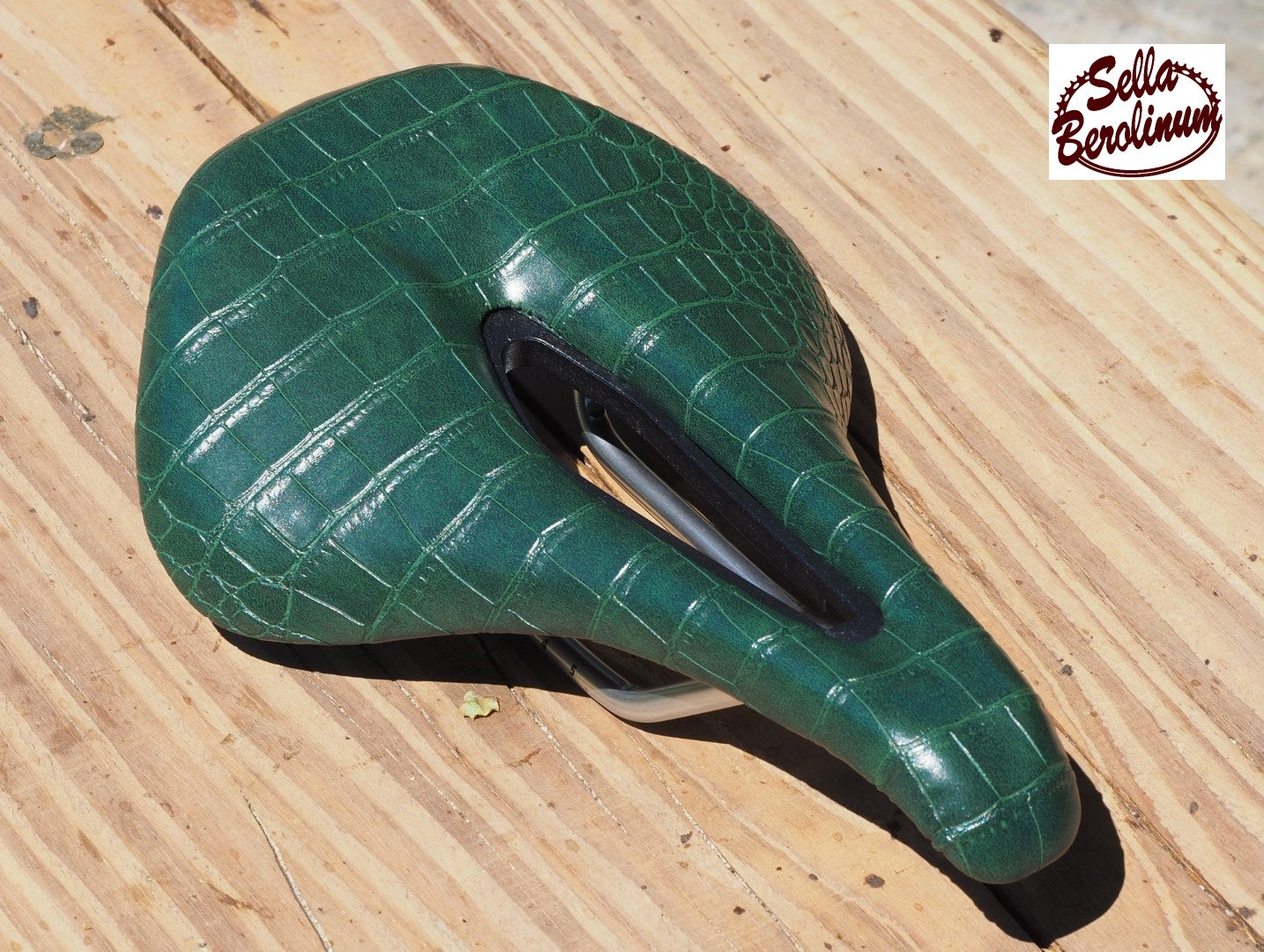 Sellax Croco Carved Sattel Grün