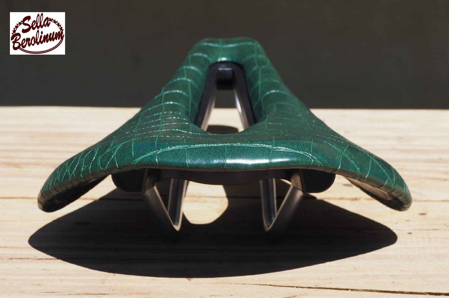 Sellax Croco Carved Sattel Grün