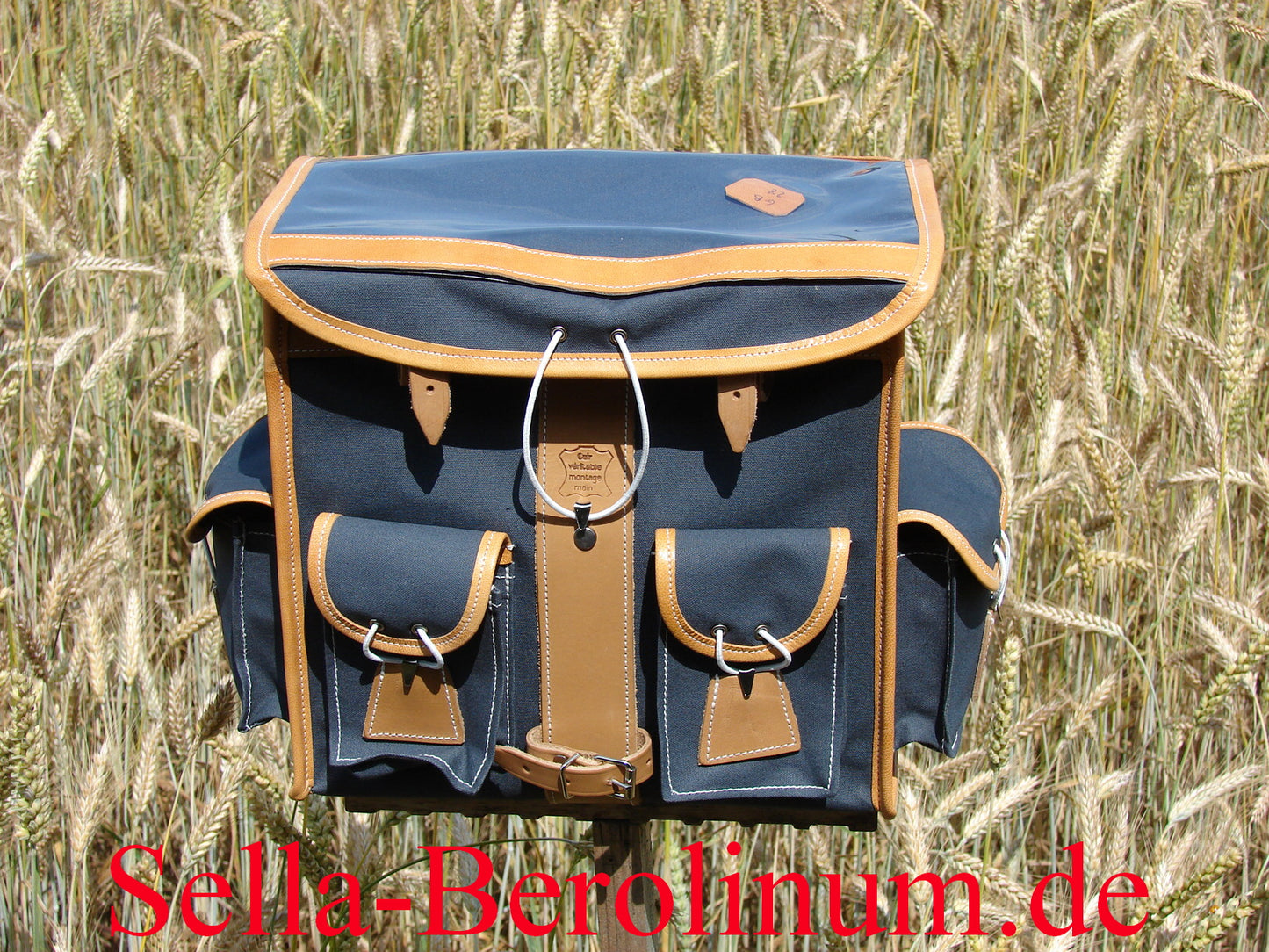 Rückseite der Berthoud GB28 Lenkertasche mit zwei kleinen Taschen und Lederriemen