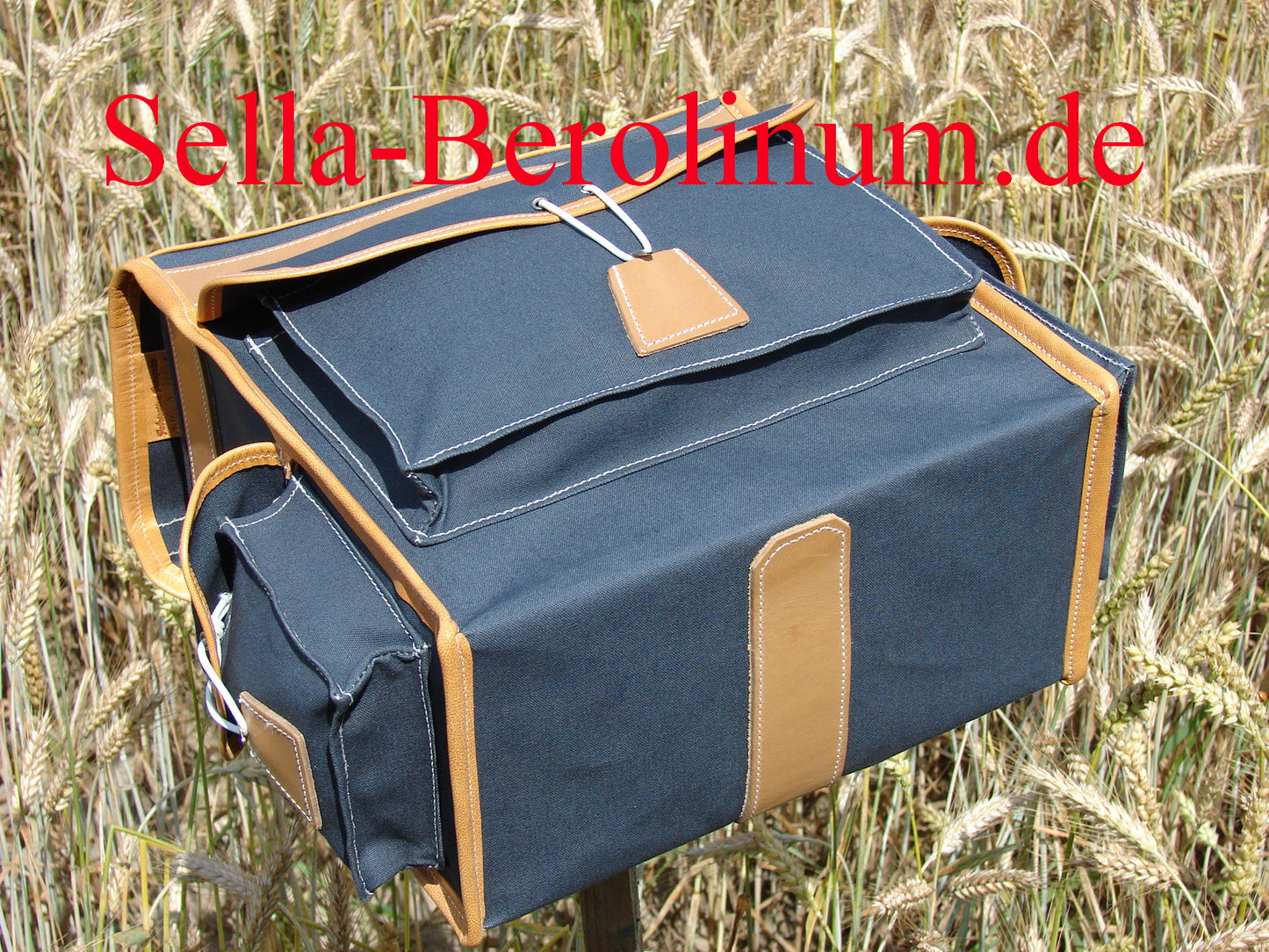 Seitentasche der Gilles Berthoud GB28 aus grauem Baumwollgewebe und Naturleder