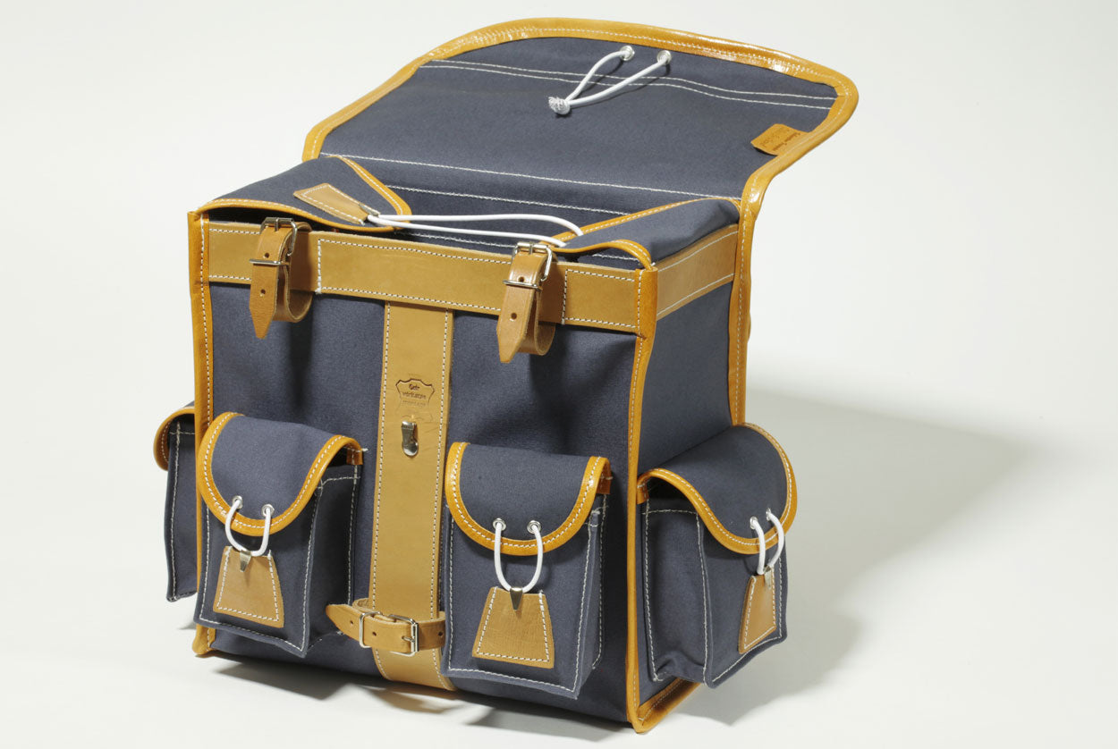 Rückseite der Berthoud GB25 Lenkertasche mit zwei kleinen Taschen und Lederriemen