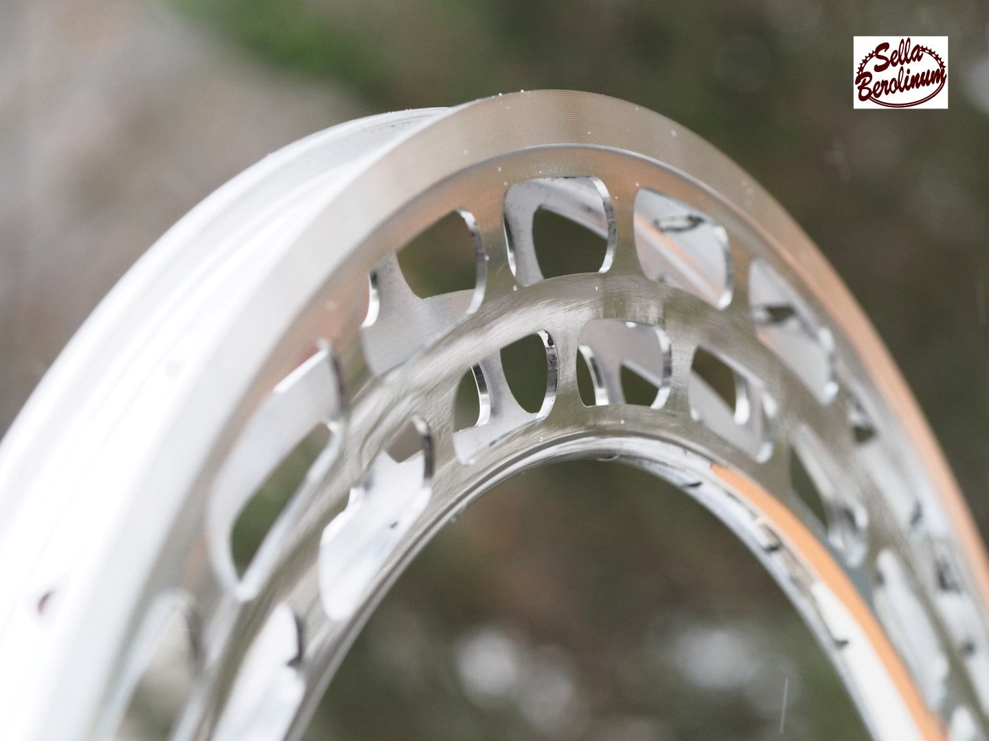 28 Zoll Deko-Felgenring 622 mm aus silbernem Aluminium mit 60 mm Hochprofil, 32 Loch und zweireihiger Langlochfräsung