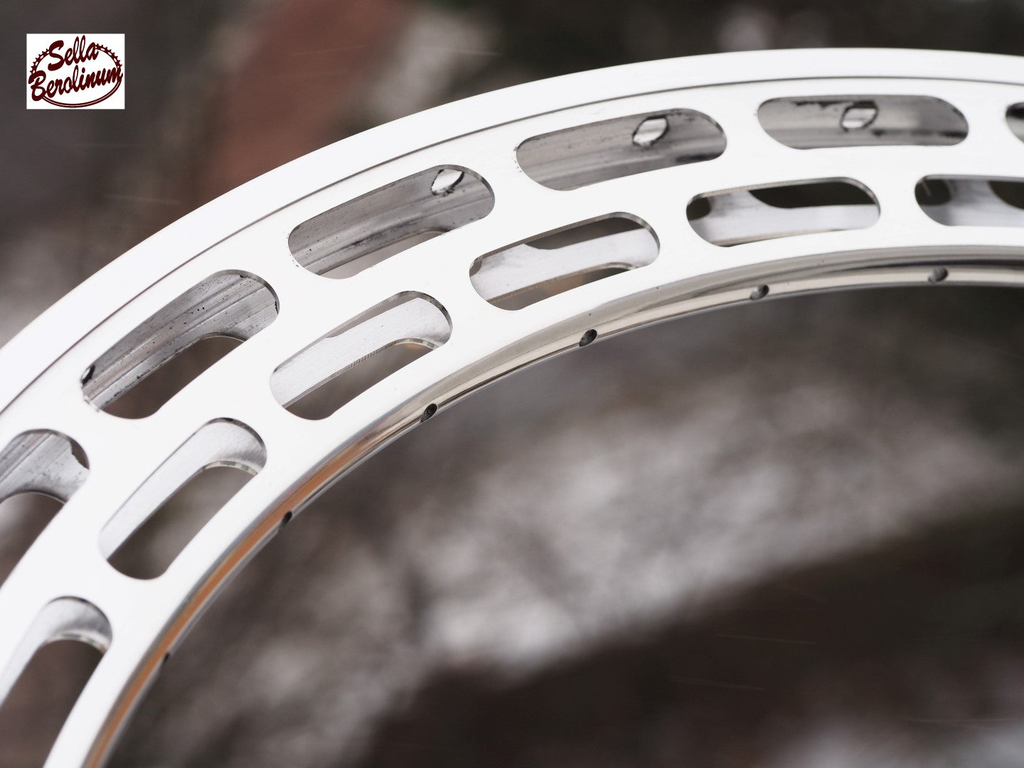 28 Zoll Deko-Felgenring 622 mm aus silbernem Aluminium mit 60 mm Hochprofil, 32 Loch und zweireihiger Langlochfräsung
