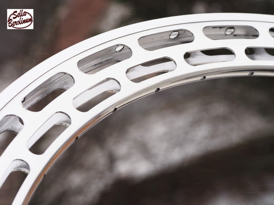 28 Zoll Deko-Felgenring 622 mm aus silbernem Aluminium mit 60 mm Hochprofil, 32 Loch und zweireihiger Langlochfräsung