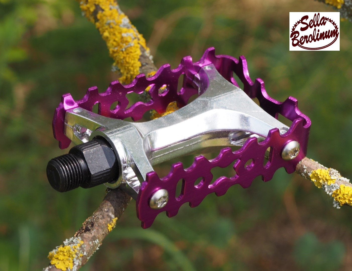 Sellax Bear Trap Plattformpedale in Lila und Silber mit gezahntem Aluminiumkäfig und 9/16-Zoll-Pedalgewinde.