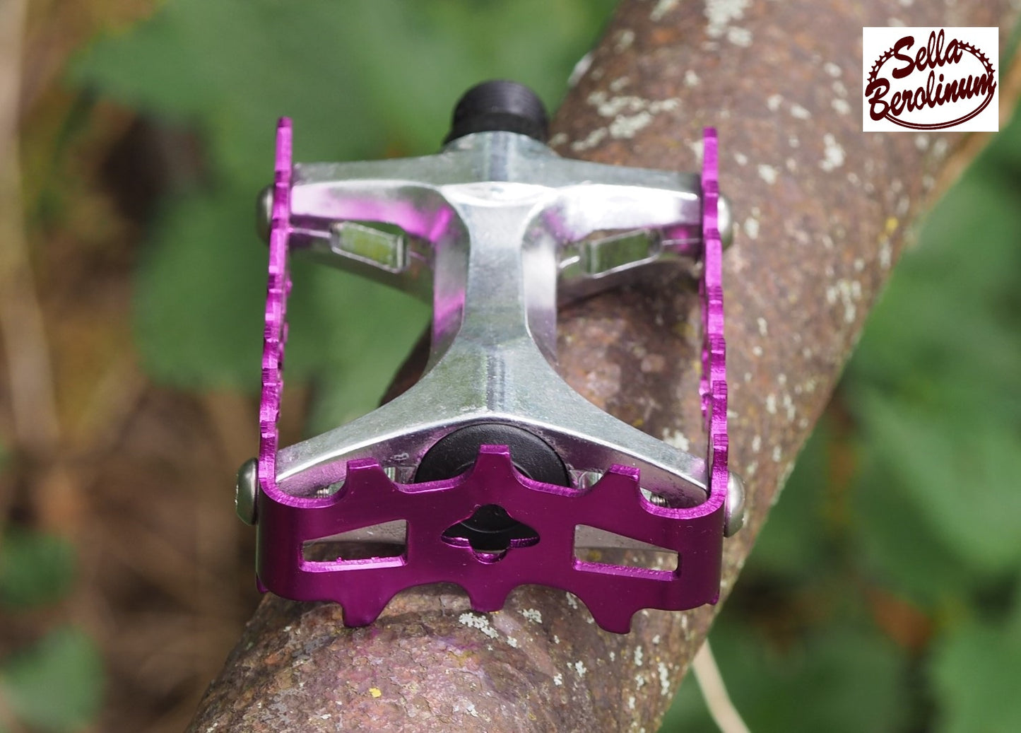 Sellax Bear Trap Plattformpedale in Lila und Silber mit gezahntem Aluminiumkäfig und 9/16-Zoll-Pedalgewinde.