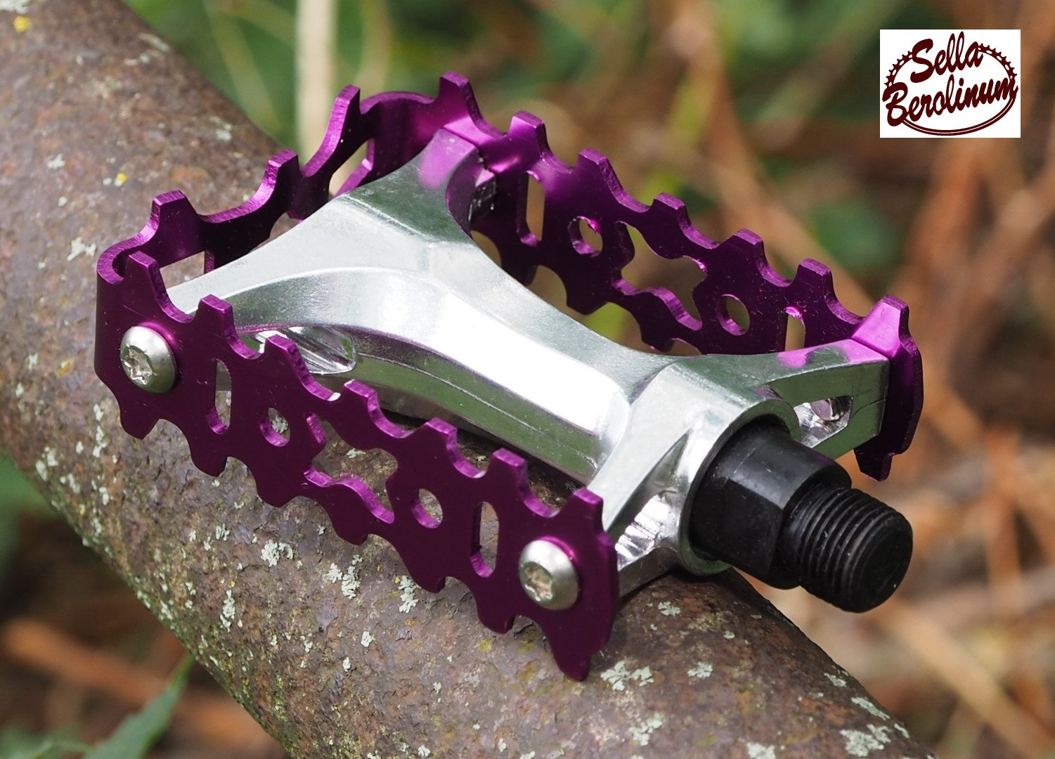 Sellax Bear Trap Plattformpedale in Lila und Silber mit gezahntem Aluminiumkäfig und 9/16-Zoll-Pedalgewinde.