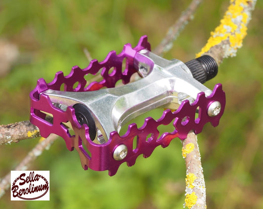 Sellax Bear Trap Plattformpedale in Lila und Silber mit gezahntem Aluminiumkäfig und 9/16-Zoll-Pedalgewinde.