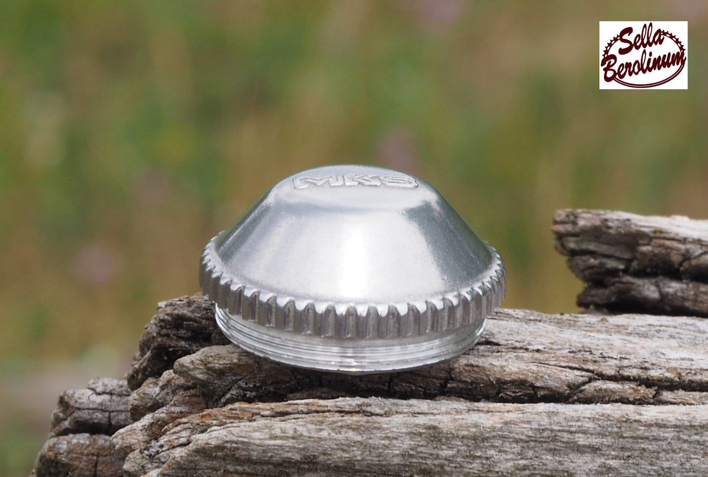 Silberne MKS Staubkappe mit Logo für Sylvan-Pedale aus Aluminium.