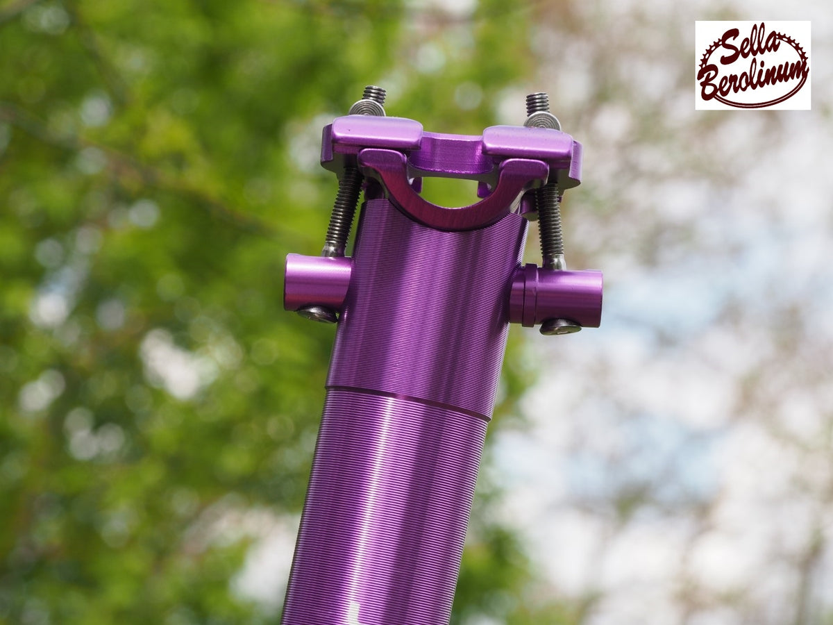 Detail der Sattelklemmung an der violetten 33,9-mm-Patent-Sattelstütze