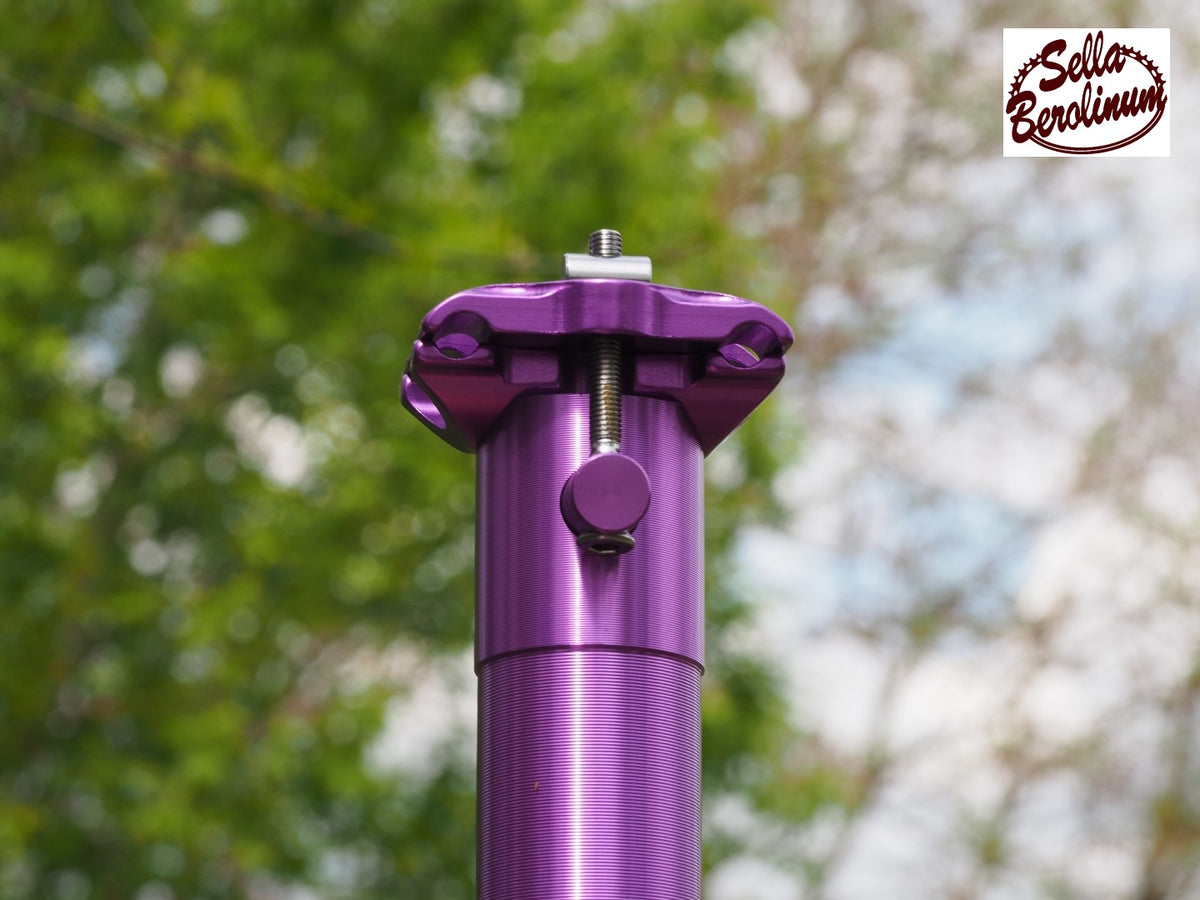 Patentkopf der violetten Aluminium-Sattelstütze aus weiterer Perspektive
