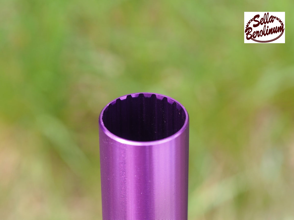 Offenes unteres Rohrende der violetten Aluminium-Sattelstütze mit 33,9 mm Außendurchmesser