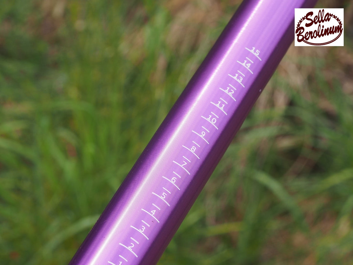 Detailansicht des violetten Aluminiumrohrs der extra langen Patent-Sattelstütze