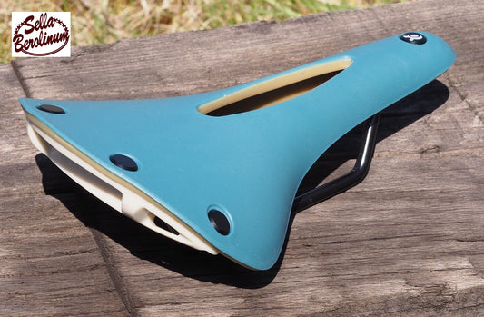 Carved Gumbium Sattel Skyblue