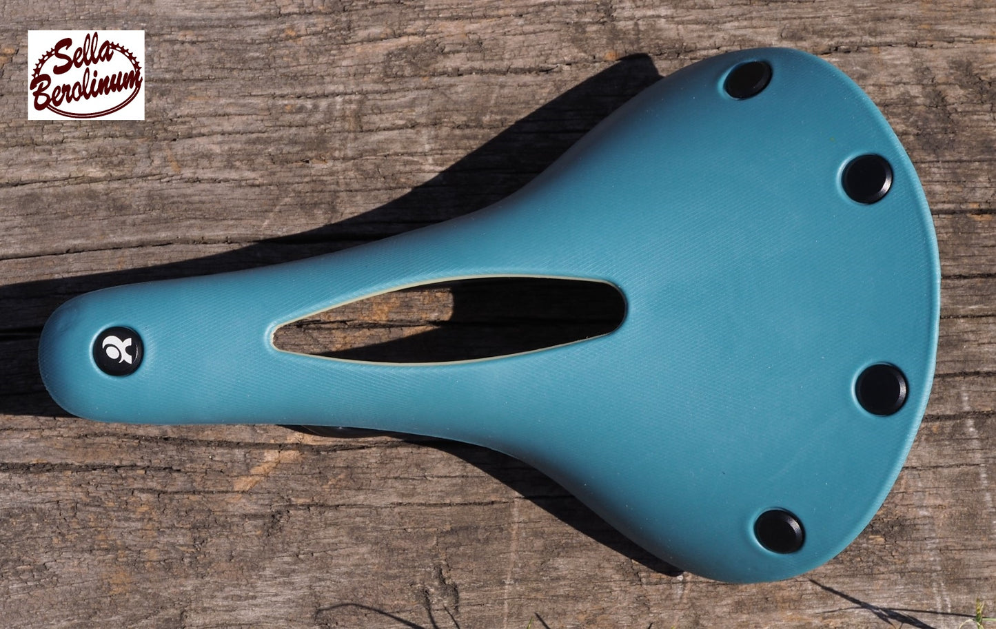 Carved Gumbium Sattel Skyblue